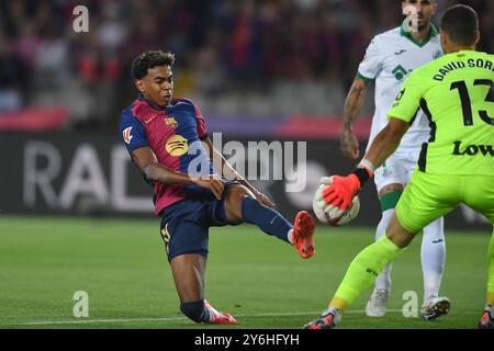 Barcelona, Esp. September 2024. FC BARCELONA GEGEN GETAFE CF. 25. September 2024 Lamine Yamal (19) des FC Barcelona während des Spiels zwischen dem FC Barcelona und Getafe CF, das dem siebten Tag der La Liga EA Sports im Olimpic-Stadion Lluis Companys aus Montjuic in Barcelona entspricht. Quelle: Rosdemora/Alamy Live News Stockfoto