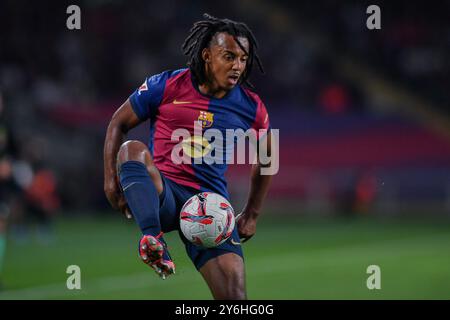 Barcelona, Esp. September 2024. FC BARCELONA GEGEN GETAFE CF. 25. September 2024 Jules Kounde (23) vom FC Barcelona während des Spiels zwischen dem FC Barcelona und Getafe CF, das dem siebten Tag der La Liga EA Sports im Olimpic-Stadion Lluis Companys von Montjuic in Barcelona entspricht. Quelle: Rosdemora/Alamy Live News Stockfoto