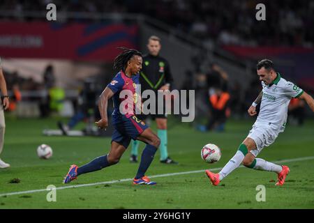 Barcelona, Esp. September 2024. FC BARCELONA GEGEN GETAFE CF. 25. September 2024 Jules Kounde (23) vom FC Barcelona während des Spiels zwischen dem FC Barcelona und Getafe CF, das dem siebten Tag der La Liga EA Sports im Olimpic-Stadion Lluis Companys von Montjuic in Barcelona entspricht. Quelle: Rosdemora/Alamy Live News Stockfoto