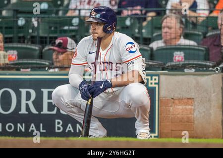 Houston, Texas, USA. September 2024. Der von Houston Astros entworfene Hitter Yainer Diaz (21) bereitet sich darauf vor, während des Major League Baseball-Spiels zwischen den Seattle Mariners und den Houston Astros im Minute Maid Park in Houston, Texas, zu schlagen. Seattle besiegte Houston mit 8:1. Prentice C. James/CSM/Alamy Live News Stockfoto