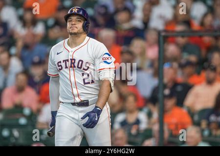 Houston, Texas, USA. September 2024. Der von Houston Astros entworfene Hitter Yainer Diaz (21) bereitet sich darauf vor, während des Major League Baseball-Spiels zwischen den Seattle Mariners und den Houston Astros im Minute Maid Park in Houston, Texas, zu schlagen. Seattle besiegte Houston mit 8:1. Prentice C. James/CSM/Alamy Live News Stockfoto