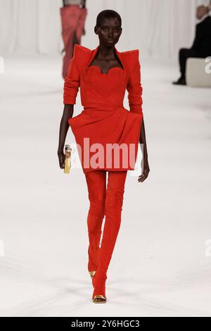 Paris, Frankreich. September 2024. BALMAIN Frühjahr/Sommer 2025 Runway während der Pariser Fashion Week am 2024. September - Paris, Frankreich, 25/09/2024 Credit: dpa/Alamy Live News Stockfoto