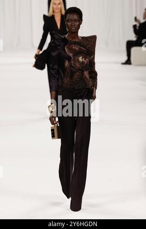 Paris, Frankreich. September 2024. BALMAIN Frühjahr/Sommer 2025 Runway während der Pariser Fashion Week am 2024. September - Paris, Frankreich, 25/09/2024 Credit: dpa/Alamy Live News Stockfoto