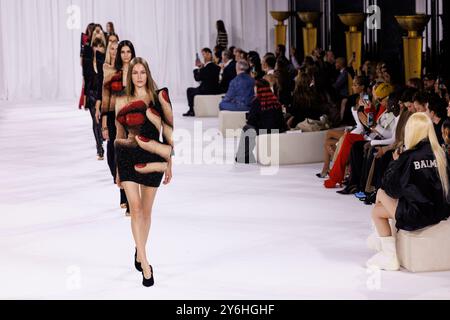 Paris, Frankreich. September 2024. BALMAIN Frühjahr/Sommer 2025 Runway während der Pariser Fashion Week am 2024. September - Paris, Frankreich, 25/09/2024 Credit: dpa/Alamy Live News Stockfoto