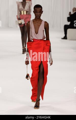 Paris, Frankreich. September 2024. BALMAIN Frühjahr/Sommer 2025 Runway während der Pariser Fashion Week am 2024. September - Paris, Frankreich, 25/09/2024 Credit: dpa/Alamy Live News Stockfoto
