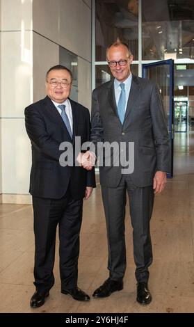 Berlin, Deutschland. September 2024. Liu Jianchao, Leiter der Internationalen Abteilung des Zentralkomitees der Kommunistischen Partei Chinas (KPC), trifft sich mit Friedrich Merz, Vorsitzender der CDU und Vorsitzender der CDU und CDU-Fraktion im Bundestag, 24. September 2024 in Berlin. Liu leitete vom 22. Bis 25. September eine Delegation des KPC zu einem Besuch in Deutschland. Quelle: Zhang Fan/Xinhua/Alamy Live News Stockfoto