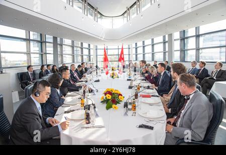 Berlin, Deutschland. September 2024. Liu Jianchao, Leiter der Internationalen Abteilung des Zentralkomitees der Kommunistischen Partei Chinas (KPC), nimmt am 23. September 2024 am ersten strategischen Dialog zwischen der KPC und der Sozialdemokratischen Partei Deutschlands (SPD) in Berlin Teil. Liu leitete vom 22. Bis 25. September eine Delegation des KPC zu einem Besuch in Deutschland. Quelle: Zhang Fan/Xinhua/Alamy Live News Stockfoto