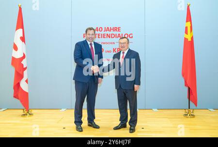 Berlin, Deutschland. September 2024. Liu Jianchao, Leiter der Internationalen Abteilung des Zentralkomitees der Kommunistischen Partei Chinas (KPC), trifft sich am 23. September 2024 in Berlin mit Lars Klingbeil, Ko-Vorsitzender der SPD. Liu leitete vom 22. Bis 25. September eine Delegation des KPC zu einem Besuch in Deutschland. Quelle: Zhang Fan/Xinhua/Alamy Live News Stockfoto