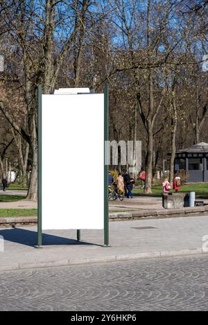 Leeres Modell von Big Vertical Street Advertising Reklametafeln. Leeres Display Für Außenwerbung Auf Dem Gehweg Stockfoto