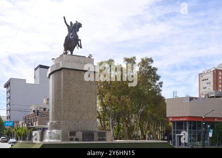 Neuquen, Argentinien; 19. november 2023: Denkmal für San Martin, eine bronzene Reiterstatue des argentinischen Helden auf einem Sockel, in Th Stockfoto