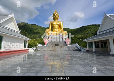 Großer goldener sitzender Buddha in erdberührender Haltung oder Bhumisparsha Mudra, vor dem Khao Wong Phrachan Berg, Lopburi Stockfoto