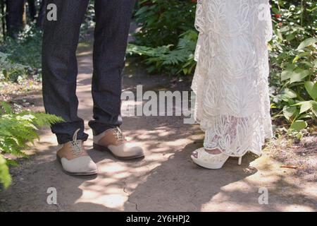 Eine junge Braut und ein Bräutigam sehen sich, bevor sie den Gang hinuntergehen und sagen: "Ich tue es". Stockfoto