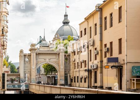 Tiflis, Georgien - 10. August 2024: Tor im Art déco-Stil auf dem Marjanishvili-Platz, einem wichtigen Platz in Tiflis, Georgien. Gelegen zwischen Rustaveli und St. Stockfoto