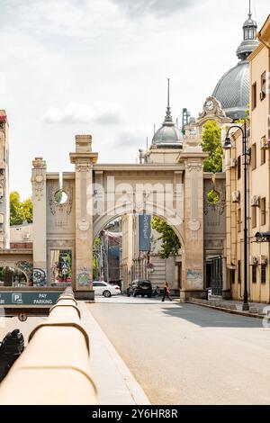 Tiflis, Georgien - 10. August 2024: Tor im Art déco-Stil auf dem Marjanishvili-Platz, einem wichtigen Platz in Tiflis, Georgien. Gelegen zwischen Rustaveli und St. Stockfoto