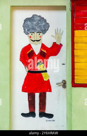 Tiflis, Georgien - 23. JUNI 2024 Wandzeichnung eines georgischen Mannes in traditioneller Kleidung. Stockfoto