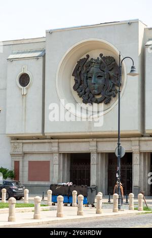 Tbilisi, Georgien - 10. August 2024: Nodar Dumbadze Theater Gebäude an der David Aghmashenebeli Avenue in Tiflis, Georgien. Stockfoto