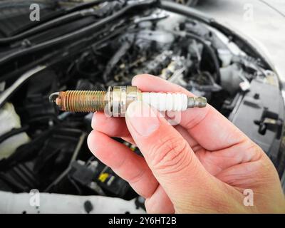 Kfz-Zündkerze für Verbrennungsmotorzündung , Kfz-Ersatzteilkonzept Stockfoto