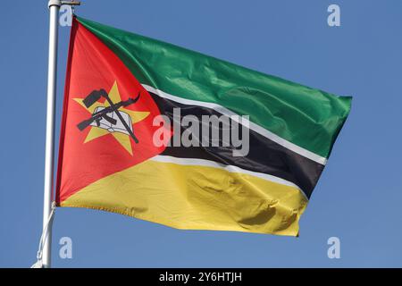 Sankt Petersburg, Russland. September 2024. Die Nationalflagge der Republik Mosambik, flattert im Wind auf einem Fahnenmast in Sankt Petersburg, Russland. Quelle: SOPA Images Limited/Alamy Live News Stockfoto