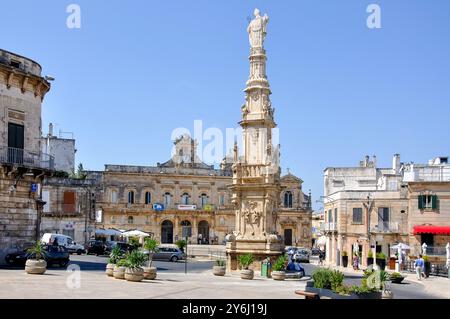 Colonna di San Oronzo, Piazza della Liberta, Old Town, Ostuni, Provinz Brindisi, Apulien Region, Italien Stockfoto