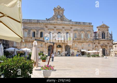 Palazzo Municipio, Piazza della Liberta, Old Town, Ostuni, Provinz Brindisi, Apulien Region, Italien Stockfoto