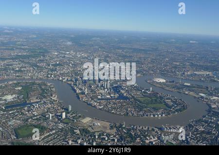 Blick aus dem Flugzeug auf Canary Wharf District und O2 Arena, London, Großbritannien, horizontales Foto, Morgen Stockfoto
