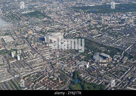 Aus der Vogelperspektive auf das Stamford Bridge Stadium, Brompton Cemetery und Kensington Gardens, London Stockfoto