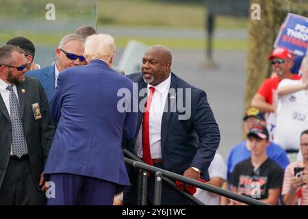 Der republikanische Präsidentschaftskandidat Donald Trump und Mark Robinson, Vizegouverneur von North Carolina, stehen am 21. August 2024 im North Carolina Aviation Museum in Asheboro, North Carolina, USA, auf der Bühne. (Foto: Julia Beverly/Alamy Live News) Stockfoto