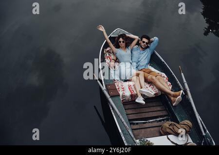 Sie fanden Liebe. Blick von oben auf das wunderschöne junge Paar, das sich umschließt, während es im Boot liegt Stockfoto