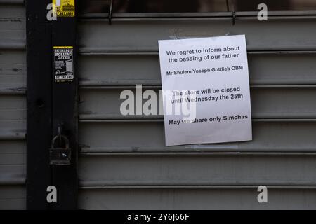 Am 19. September 2024 besuchte der ehemalige Präsident Donald J. Trump Gottlieb’s Deli in Williamsburg in Brooklyn. Der geplante Besuch wurde abgesagt, weil der Besitzer von Gottlieb's - Sholem Yosef Gottlieb an diesem Morgen unerwartet starb. Dieses Schild auf der Vorderseite von Gottlieb's Restaurant informiert potenzielle Mäzen über den Tod und vorübergehende Nähe. Stockfoto