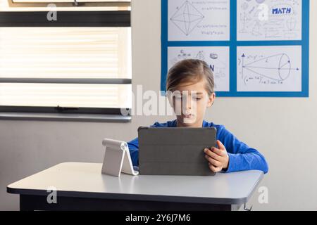 In der Schule benutzte der Junge ein Tablet, um Mathematik im Klassenzimmer zu lernen Stockfoto