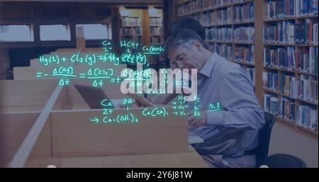 Bild von Gleichungen über kaukasischen männlichen Lehrer und Schüler mit Laptop und Tablet in der Bibliothek Stockfoto