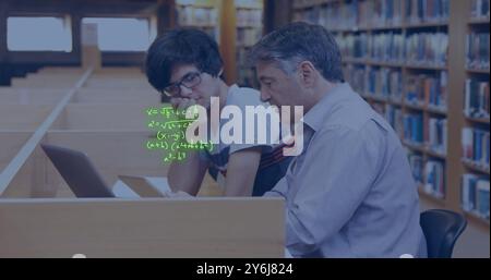 Bild von Gleichungen über kaukasischen männlichen Lehrer und Schüler mit Laptop und Tablet in der Bibliothek Stockfoto