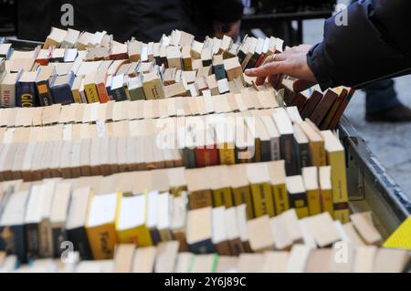 Port'Alba, die Straße der Bücher in Neapel mit Buchläden und Verkaufsständen für gute Angebote Stockfoto