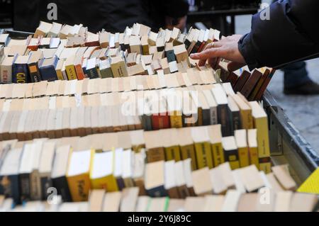 Port'Alba, la strada dei libri di Napoli con librerie e bancarelle per buoni affari / Neapel, Italien Stockfoto