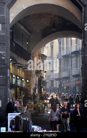 Port'Alba, die Straße der Bücher in Neapel mit Buchläden und Verkaufsständen für gute Angebote Stockfoto