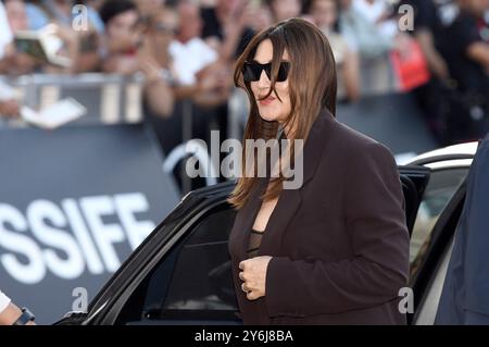 Monica Bellucci bei der Ankunft am Hotel Maria Cristina auf dem 72. Internationales Filmfestival San Sebastian / Festival Internacional de Cine de San Sebastián. San Sebastian, 25.09.2024 Stockfoto