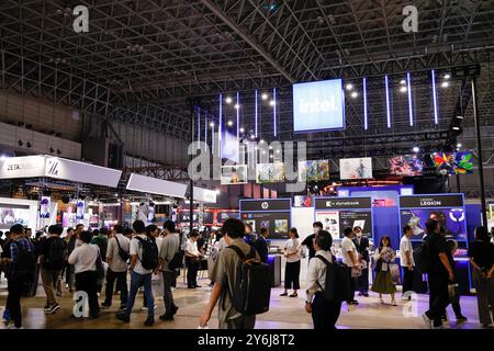 Chiba, Japan. September 2024. Besucher treffen sich auf der Tokyo Game Show (TGS) 2024 in der Makuhari Messe. In diesem Jahr nahmen insgesamt 985 Unternehmen und Organisationen aus 44 Ländern an der bisher größten Ausstellung in der Geschichte von TGS Teil. Außerdem werden auf der Messe 2.850 Spiele vorgestellt, ein Rekord höher als im letzten Jahr. Sie läuft bis zum 29. September. (Kreditbild: © Rodrigo Reyes Marin/ZUMA Press Wire) NUR REDAKTIONELLE VERWENDUNG! Nicht für kommerzielle ZWECKE! Stockfoto