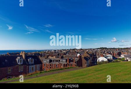 Blick nach Südosten über das Zentrum von Arbroath vom Boulzie Hill, mit den traditionellen, aus Stein gebauten Reihenhäusern und Gebäuden im Vordergrund. Stockfoto