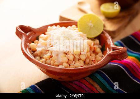 Esquites. Maiskerne gekocht und serviert mit Mayo, Sauerrahm, Zitronen- und Chilipulver, sehr populäres Street Food in Mexiko, auch bekannt als Elote en Vas Stockfoto