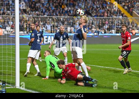 Münchener GRUENWALDER STADION. September 2024. Torchance Raphael SCHIFFERL (TSV München 1860), Action, Header, Strafraum Szene. Torhüter Toni STAHL (H). hallo:Marlon Frey (TSV München 1860), Patrick HOBSCH (TSV München 1860), Fußball 3. Liga, 1. Spieltag, Saison 2024/25 TSV München 1860 - Hannover 96 II 1-0 am 25. September 2024 im Münchner GRUENWALDER STADION. ? Quelle: dpa/Alamy Live News Stockfoto