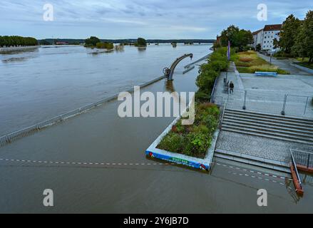 26. September 2024, Brandenburg, Frankfurt (oder): Die Uferpromenade der Stadt Frankfurt (oder) wird teilweise vom Hochwasser der oder überflutet. In einigen Gemeinden im Hochwassergebiet entlang der oder sind die Wasserstände seit einigen Stunden zurückgegangen. Angesichts der Prognosen für die weiter nördlich gelegene Stadt Frankfurt (oder) dürfte auch der aktuelle maximale Wasserstand dort in wenigen Stunden überwunden sein. Foto: Patrick Pleul/dpa Stockfoto