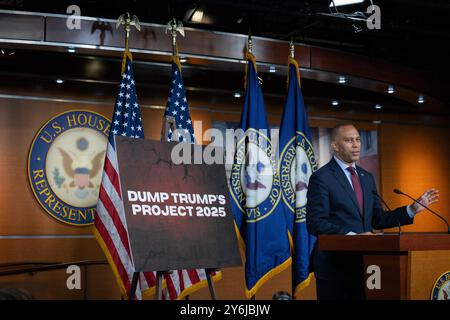 Washington, Usa. September 2024. Hakeem Jeffries (Demokrat von New York) bei seiner wöchentlichen Pressekonferenz im Kapitol in Washington, DC, USA am Donnerstag, den 25. September 2024. Foto: Annabelle Gordon/CNP/ABACAPRESS. COM Credit: Abaca Press/Alamy Live News Stockfoto