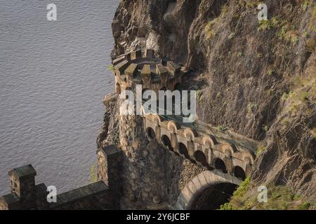 Schloss Vysehrad in Prag von oben gesehen, mit einem Teil von Straßentunnel-Portalen, einer ehemaligen mittelalterlichen Festung. Ein Blick vom Schloss Vysehrad, Prag Stockfoto