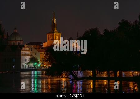 Blick über die Moldau in Richtung Kleinstadt, Prag, Region Böhmen. Nachtblick auf die Altstadt und die Moldau in Prag. Stockfoto