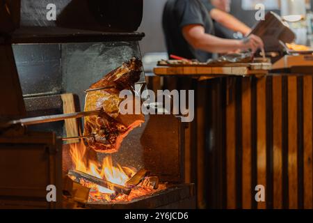 Geräuchertes Schweinebraten in Prag. Schweineschinkenfleisch wird auf dem offenen Feuer in der Prager Straße, Tschechien, geröstet Stockfoto