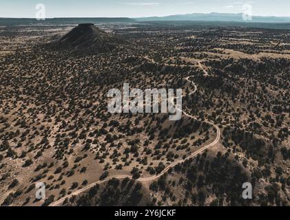 Trockener offener Kaparral im Carson National Forest im Norden von New Mexico, USA Stockfoto