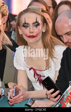 UK. September 2024. London, UK - 25. September 2024Fans bei UK Premiere von Joker, Folie A Deux auf der Cineworld Leicester Square, London, England, UK. CAP/JOR © JOR/Capital Pictures Credit: Capital Pictures/Alamy Live News Stockfoto