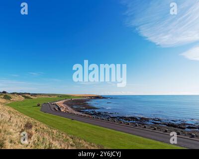 Victoria Park und sein Rocky Beach in Arbroath, mit Kings Drive, der Einheimischen und Besuchern gleichermaßen Zugang zu Spaziergängen entlang des Strandes und der Klippen bietet. Stockfoto