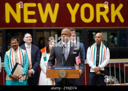 NY, USA. August 2024. New York, USA, 15. August 2024 – der Bürgermeister von New York, Eric Adams, hielt bei einer speziellen Flaggenhetzungszeremonie im Bowling Green Park, Manhattan, zum Indischen Unabhängigkeitstag herzliche Worte. Die Veranstaltung, die von lebhaften kulturellen Darbietungen und der Anwesenheit wichtiger Gemeindeführer geprägt war, unterstrich die tiefen Beziehungen zwischen New York City und der indischen Gemeinde. (Kreditbild: © Luiz Rampelotto/ZUMA Press Wire) NUR REDAKTIONELLE VERWENDUNG! Nicht für kommerzielle ZWECKE! Stockfoto