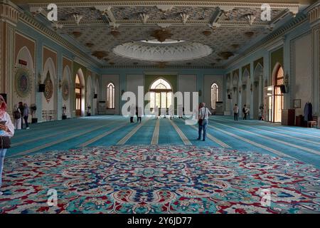 Taschkent, Usbekistan;16. September 2024;der Gebetssaal der Hazrati Imom Moschee in Taschkent, Usbekistan, ist mit einem traditionellen blauen Teppich geschmückt. Stockfoto